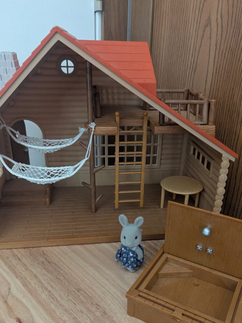 Sylvanian Families Calico Critter Log Cabin Patio Hot Tub Hammocks & Bunny